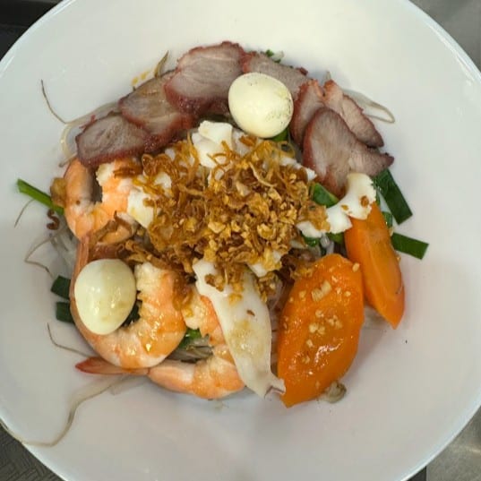 P7. Dry Noodle Bowl with Sweet and Tangy Sauce-Hủ Tiếu Khô.